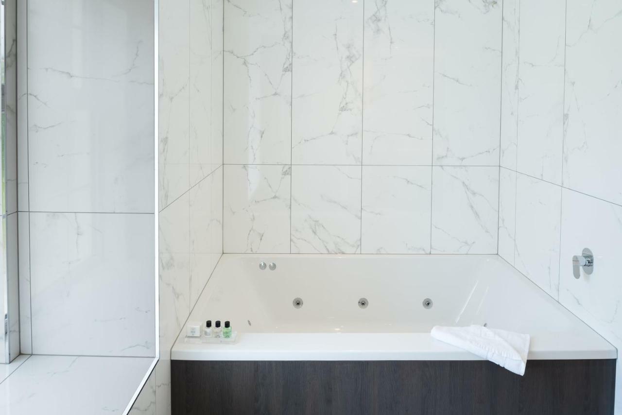 Suite,1219248019:JPEG